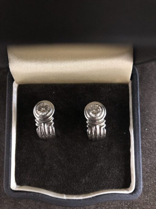 Pendientes solitarios de brillantes 1,60 cts aproximadamente montados en oro blanco de ley de 18 ktes.