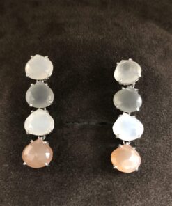 Pendientes largos con cuarzos de colores montados en oro blanco de ley 18 kts.