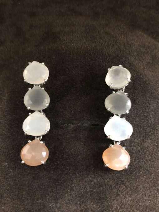 Pendientes largos con cuarzos de colores montados en oro blanco de ley 18 kts.