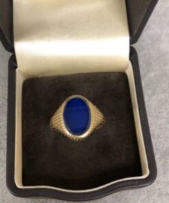 Sello con piedra azul central montado en oro amarillo de ley 18 kts.