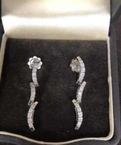 Pendientes largos brillantes 0,56 cts  montado en oro blanco de ley 18kts