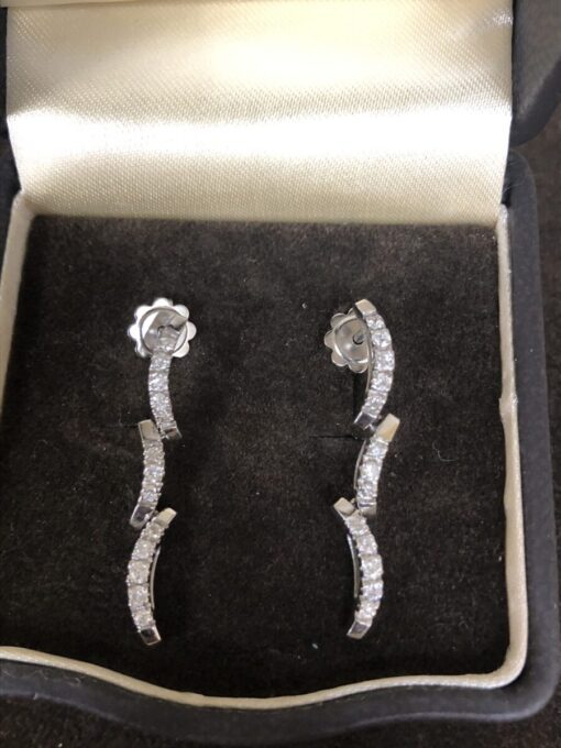Pendientes largos brillantes 0,56 cts  montado en oro blanco de ley 18kts