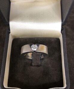 Sortija con un diamante central montada en oro blanco de ley de 18kts