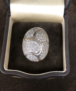 Sortija oval cuajadas de brillantes con un total 1,50 cts montada en oro blanco de ley 18kts