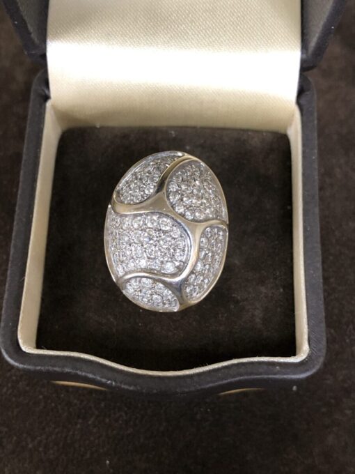 Sortija oval cuajadas de brillantes con un total 1,50 cts montada en oro blanco de ley 18kts