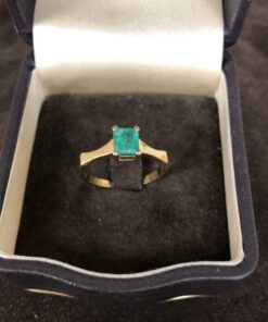 Sortija con Esmeralda Colombiana  1,05 montada en oro amarillo de ley 18kts