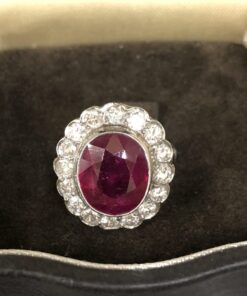 Sortija roseta con rubí central de 2,8 cts y orla de brillantes de 1 ct en total montados en oro blanco de ley 18 kts.