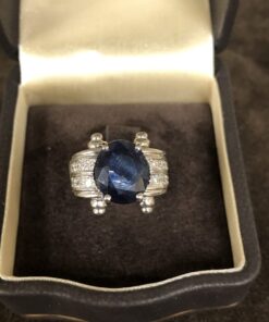 Sortija Chevalier con zafiro fino central y brillantes 3,83 cts montado en oro blanco 18 kts.