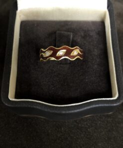 Sortija  con esmalte y brillantes montado en oro  amarillo de ley 18kts