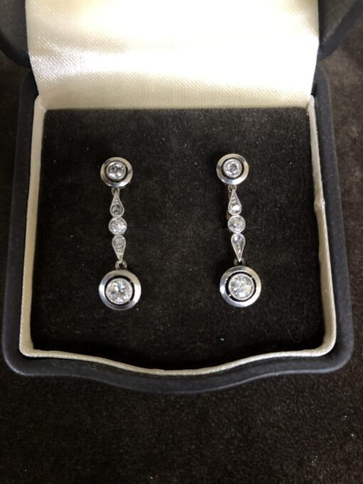 Pendientes largos  de Época Art-Decó  con diamantes 1,05 cts montado en oro bicolor de ley 18kts