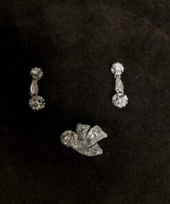 Juego de pendientes  de brillantes 0,80 cts  con sortija  de brillantes 1,20 cts montada en oro bicolor  de ley 18kts