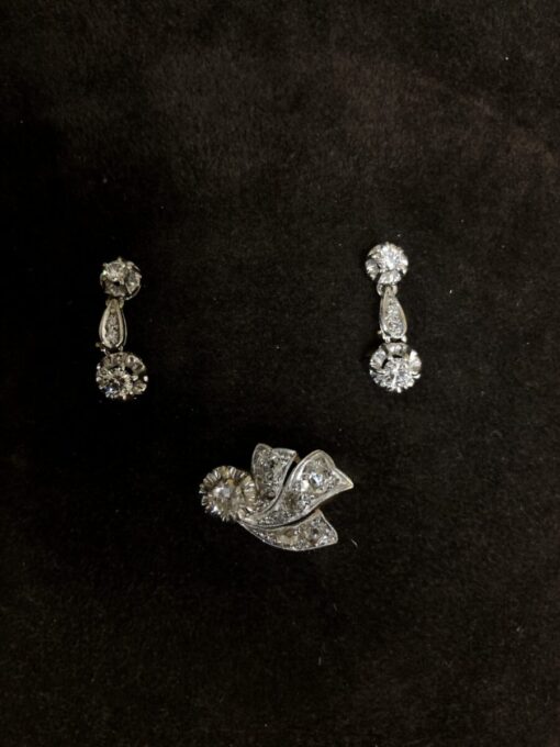 Juego de pendientes  de brillantes 0,80 cts  con sortija  de brillantes 1,20 cts montada en oro bicolor  de ley 18kts