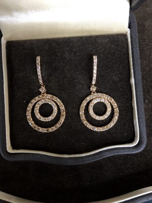 Pendientes con forma doble aro colgante y brillantes  montado en oro amarillo de ley  18kts