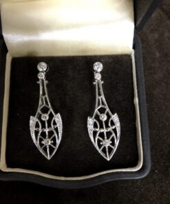 Pendientes largos con forma de flecha brillantes 0,60 cts montado en oro blanco de ley 18kts
