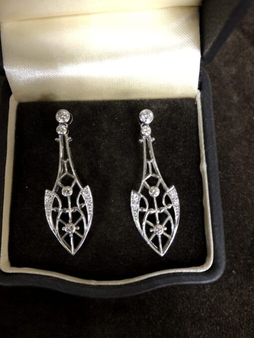Pendientes largos con forma de flecha brillantes 0,60 cts montado en oro blanco de ley 18kts