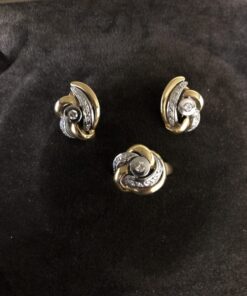 Juego de pendientes y sortija  brillantes 0,60 cts montado  en oro bicolor de ley 18kts
