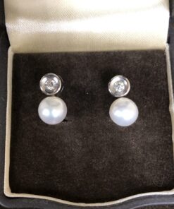Pendientes  de perla y brillantes 0,30 cts  montado en oro blanco de ley 18kts