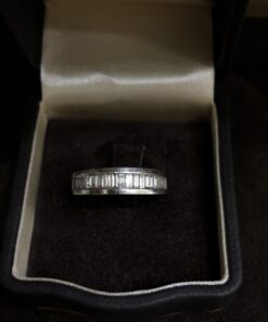 Sortija con diamantes 1,50 cts talla baguette montada en oro blanco de ley 18kts