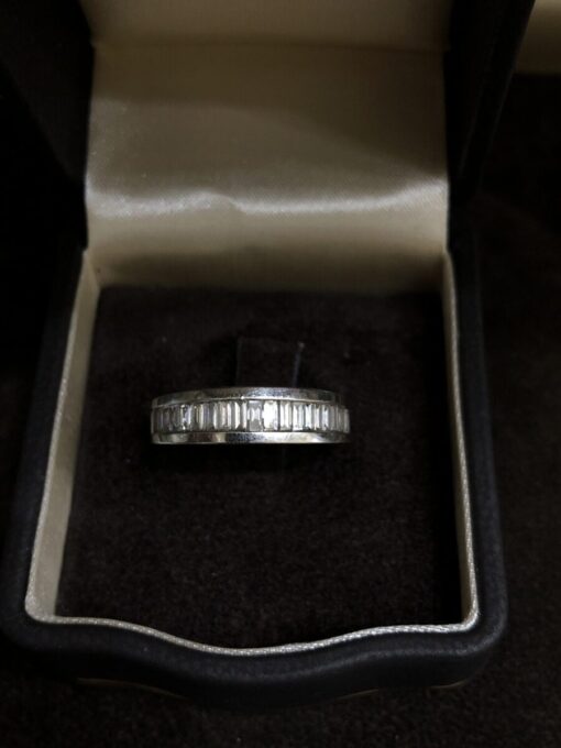 Sortija con diamantes 1,50 cts talla baguette montada en oro blanco de ley 18kts