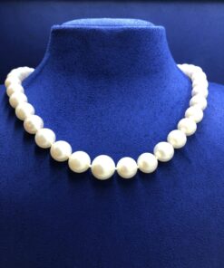 Gargantilla de perlas australianas con broche media perla y rodeada de brillantes montada en oro blanco de ley 18kts