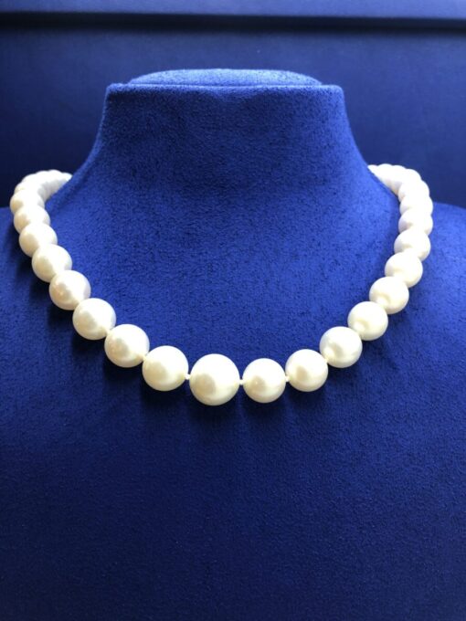 Gargantilla de perlas australianas  con broche  media perla y rodeada de brillantes montada en oro blanco de ley 18kts