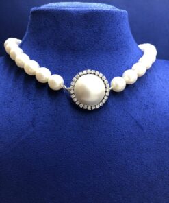 Alternative view of Gargantilla de perlas australianas  con broche  media perla y rodeada de brillantes montada en oro blanco de ley 18kts