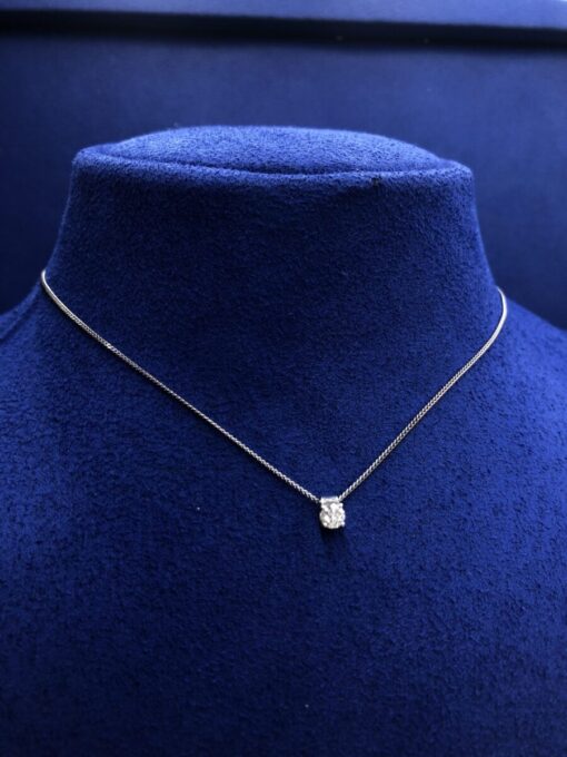 Colgante solitario brillante 0,24 cts con cadena barbada en oro blanco de ley 18 kts.