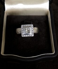 Sortija con un brillante central y orla de brillantes 1,10 cts color: H  pureza:VS1 montado en oro blanco de ley 18kts