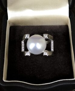 Sortija con perla australiana y brillantes montado en oro blanco de ley 18kts
