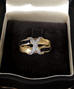 Sortija con zafiros azules y brillantes forma cruz montado en oro amarillo de ley 18 kts