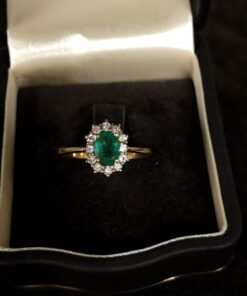 Sortija  con esmeralda central 1 ctes y orla de  brillantes montada en oro amarillo de ley 18kts