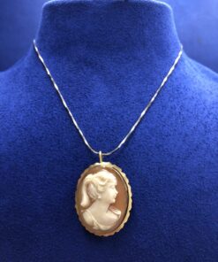 Cadena con colgante camafeo  montado en oro amarillo de ley 18kts