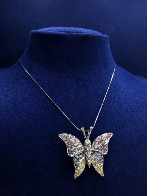 Cadena con colgante mariposa y brillantes montado en oro blanco de ley 18kts