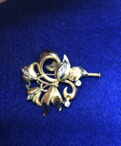 Broche  con forma  flor y brillantes  montado en oro amarillo de ley 18 kts