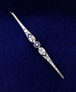 Broche con zafiro central 0,50cts y brillantes 1,15cts montado en oro blanco de ley 18 kts