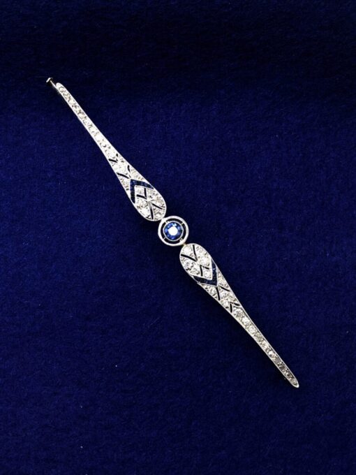 Broche con zafiro central 0,50cts y brillantes 1,15cts montado en oro blanco de ley 18 kts