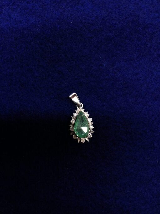 Colgante  con esmeralda central 1,75 cts y brillantes 0,45 cts montado en oro de ley 18kts