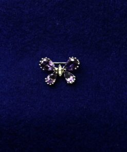 Broche mariposa con piedra amatista y brillantes montado en oro blanco de ley 18kts