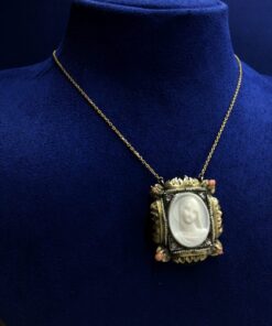 Gargantilla con virgen de coral montado en oro amarillo de ley 18kts