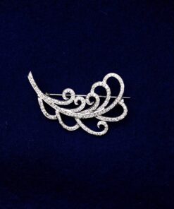 Broche forma hoja  con brillantes montados en oro blanco de ley 18kts