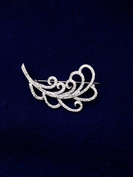 Broche forma hoja  con brillantes montados en oro blanco de ley 18kts