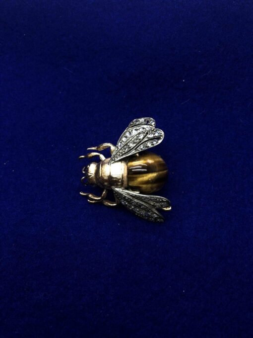 Broche abeja con ojo de tigre y brillantes montado en oro bicolor de ley 18kts