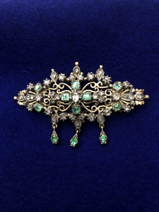 Broche con  diamantes y esmeraldas montado en oro amarillo de ley 18kts