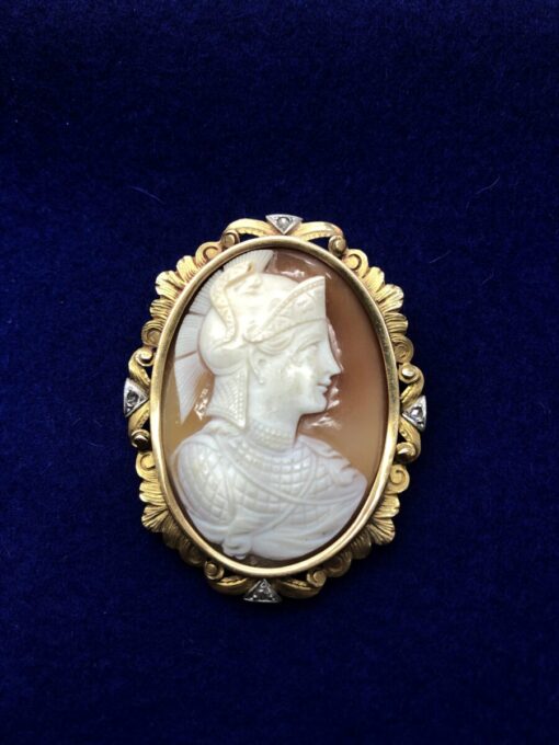 Broche camafeo  con diamantes montado en oro amarillo de ley 18 kts