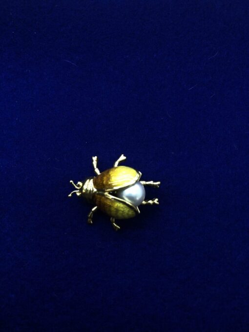 Colgante abeja  esmaltada con una perla montada en oro amarillo de ley 18kts