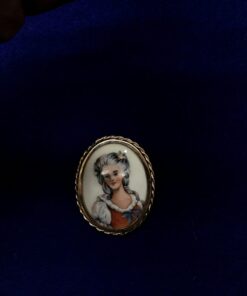 Broche con esmalte figura mujer montado en oro amarillo de ley 18kts