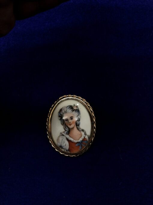 Broche con esmalte figura mujer montado en oro amarillo de ley 18kts