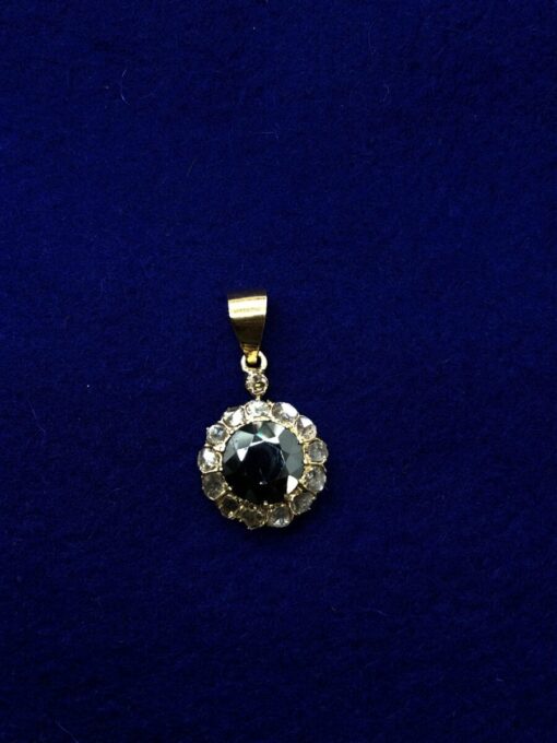 Colgante con hematite central y rodeado de diamantes  montado en oro amarillo de ley 18kts