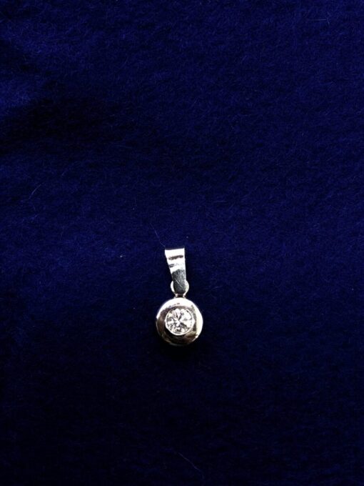 Colgante con brillante 0,30 cts montado en oro blanco de ley 18kts