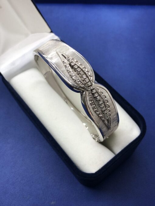Pulsera con brillantes 0,30 cts montado en oro blanco de ley 18kts